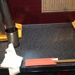 烈志笑魚油 麺香房 三く - 相変わらず清潔な店内（冷たいお茶セルフ・おしぼり支給）