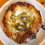 trattoria TORA - クアトロチーズのピザ