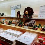 オードリー 東京駅グランスタ店 - 東京駅限定のグレイシアのセットも売られてます（╹◡╹）