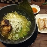 SALT - ラーメンと餃子(餃子は何個か食べてしまいました。五個だったかな。)
            