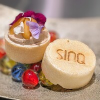 SINQ - １・白身魚のリエットと枇杷　エディブルフラワー　最中はシェフの叔父が作っている　こだわりの最中