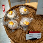 デリカキッチン - 私が晩ごはんに食べたパン。ホワイトレモン。形がシナモンロールの様でした。