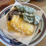 手打うどん かとう - 三種の天ぷら800円　とても上品だ