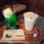 カフェ 百一 - アイスカプチーノとクリームソーダ