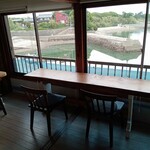 カフェ 百一 - 窓際の席