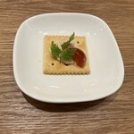 とんかつ成蔵 - クラッカーのサーモンクリームのせ