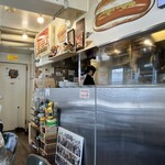 Reg-On Diner 渋谷本店 - 店内はハンバーガー屋さんあるあるで、アメリカンな雑貨や装飾満載。