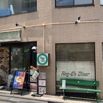 Reg-On Diner 渋谷本店 - お店の外観。博物館の帰り際、1300少し前に再度前を通りかかったが、長蛇の列でびっくり。
