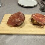 CUCINA CONTENTO - カチョカバロとトマトの生ハムのせ