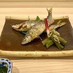 味ひろ - 鮎の塩焼き 滋賀（手前）と岐阜（奥）