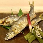 味ひろ - 鮎の塩焼き 滋賀（手前）と岐阜（奥）