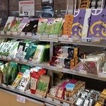 かごしま遊楽館 - かるかんなどと薩摩茶が並びます。