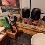 ステーキハウス ビーフ スターズ - テーブル上に調味料がたくさん