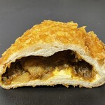 デリ＆ブレッド ヴィ・ド・フランス - 料理写真:2025.06.29 (日)   チーズカレーパン　290円（税込）