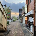 居酒屋 舞子 - 日暮間近の18時、既に看板と提灯には灯が点る