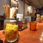 支那麺 はしご - 【画像追加】千切り沢庵と店内（2014.09)