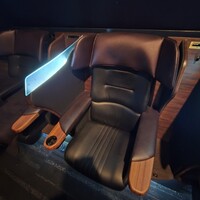 ビストロ・イナシュヴェ - 音響の素晴らしさ、ゆったりとしたシート幅、足元スペースが自慢の席だ。