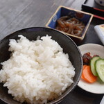 お食事処 かいが - ごはんは硬めに炊かれていました