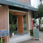 cafe rest RITZ - 角地に立つオシャレで可愛い店だ。