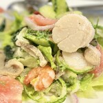 西洋料理 たじま - モリモリ食べられる海の幸と野菜のサラダ
