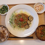 トーコーキッチン - 淵野辺ジャージャー麺 副菜二品 豚汁