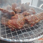 炭火焼肉ホルモン屋 - 料理写真:ハラミ、カシラ
