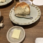 新門前 米村 - 【パン】フランスパンみたいだけど、サックリした外側と中はふんわり。皮がバリバリしてないからポロポロこぼれなくて、ずっと食べられる味　　　　　　　　　　写真撮る前にちょっと千切ってしまった、おかわり有り