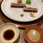 新門前 米村 - 【選べるメイン②ローストビーフ】想像と違うローストビーフ。醤油ベースのソースとニンニクのきいたソース