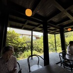 沈壽官茶寮 美山 - 大きな窓から優しい緑が目に入ります