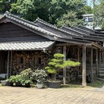 沈壽官茶寮 美山 - 釜に使う丸太がどっさり積み上げられていました。