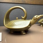 沈壽官茶寮 美山 - 沈家に伝世する亀型の酒器。 戦時中、出征兵士を見送る際、 この亀型酒器で一献差し上げたという逸話もあるそう（16500円）