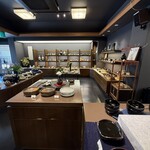 沈壽官茶寮 美山 - ショップには美しい器がたくさん、