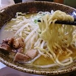 黄色い中太縮れ麺（味噌らーめん）