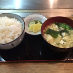 Teppan Ryouri Kopan Tei - 定食のご飯と味噌スープ