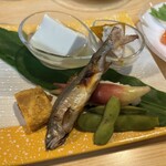 小料理 椿 - 先付け〜鮎や茗荷の握り、枝豆と、すっかり夏