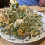 小料理 椿 - 名物の旬のかき揚げ。サクサクボリューミーを塩で