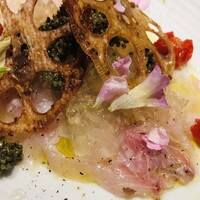 アクイロット - 鮮魚のカルパッチョ　レンコンチップ　ドライトマト