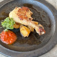 TABLE MOTHER - 日南鶏骨付き肉のコンフィ
                    リヨン風ポテトフライ　ピペラート添え