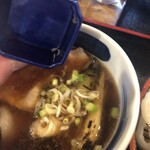 根岸屋 - 薬味を投入