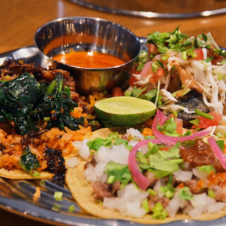 お酒とも相性抜群！1Pから頼める、魚介と肉の5種類のタコス