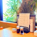 やぶ善 - 玄関入ってすぐ左の窓際席。