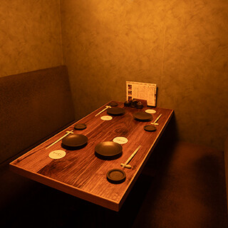 【半個室席】
                                          三方を壁に囲まれたボックス席。
                                          2名から4名様までのお席です。
                                          