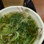 丸亀製麺 - ネギはかけ出汁で温めて