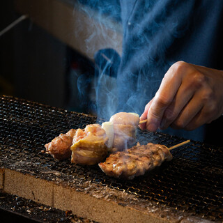 《きびたき》の炭火焼鳥をカジュアルに味わえる三鳥目
