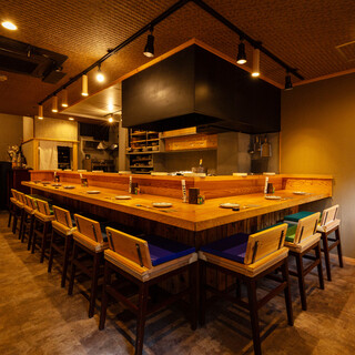 大人カジュアルで気楽に楽しめるカウンターのみのお店