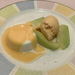 ラ・クープ - アーモンドムースとメロン バニラアイス添え