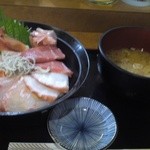 魚市場食堂 - 海鮮丼 \980 ご飯（酢なし）は少なめだけど、コスパは高い。