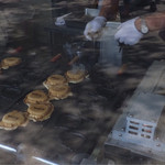 高尾山スミカ - 外から焼いてるトコが見える天狗焼はたい焼きや回転焼きに似た感じで、天狗の顔のさっくり香ばしい皮に黒豆餡が詰まってるw(°o°)w この餡も程よい甘さでほっこり(*^.^*)