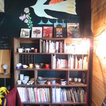 喫茶店 uzuビバレッヂ - 夢のある絵と絵本たち