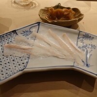おきむら家 - 穴子刺し身、写真センスの無さに絶望